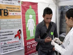 Un estudiante se hace la prueba del sida en Puebla. EL UNIVERSAL  /