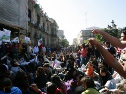 Alrededor de mil bachilleres permanecieron afuera del Palacio de Gobierno. A. GARCÍA  /