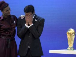 El jefe de la delegación de Qatar Sheikh Mohammed bin Hamad Al-Thani llora ante la mirada de Sheikha Moza bint Nasser Al-Missned. AFP  /
