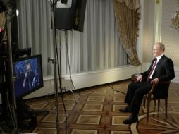 El primer ministro de Rusia, Vladimir Putin viendo la ceremonia de elección de la FIFA. AP  /