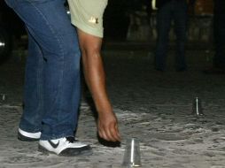 Cerca del vehículo fueron asegurados ocho cascajos de bala calibre .9 milímetros. ARCHIVO  /