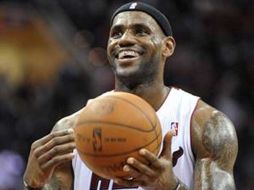 Lebrón James no tuvo problemas en su primera visita a Cleveland. AP  /