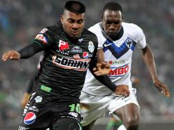 En el partido de ida de la Final del Apertura 2010, varios policías atacaron a aficionados de Monterrey. MEXSPORT  /