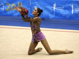 Cynthia Valdez durante su ejecución con la pelota. E. PACHECO  /