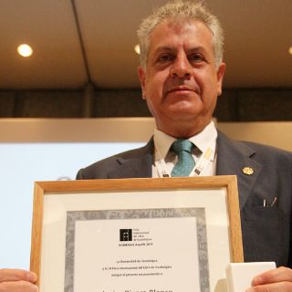 Javier Rivera Blanco recibe el premio ArpaFil 2010