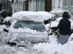 El mal clima y la baja temperatura ocasionaron la suspensión de 75 encuentros en Reino Unido. EFE  /