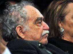 El escritor colombiano Gabriel García Márquez (i) y su esposa, Mercedes Barcha (d) asisten la inauguración del festival. EFE  /