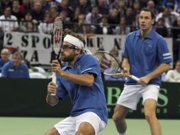 Los tenistas franceses Michael Llodra y Arnaud Clement (izq.) estuvieron cerca de lograr su décimo título. EFE  /