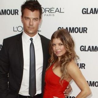 Bajan del avión a Josh Duhamel