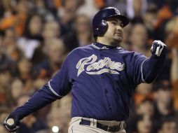 El primera base mexicano cambiará la playera de los Padres por la de Boston. AP  /