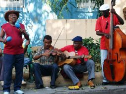 Nuestros amigos con quienes bailamos, cantamos, nos reímos y pasamos una tarde inolvidable. ESPECIAL  /