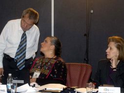 Beatriz Paredes dialoga con Porfirio Muñoz Ledo, en la 11a. Reunión de la Comisión Parlamentaria Mixta México-Unión Europea. NTX  /