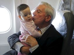 El escritor le decía sonriendo a su nieta Anais 'Viajamos a Estocolmo, donde a tu abuelo le van a dar un premio'. EFE  /