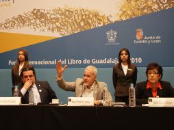 En el informe el presidente de la FIL estuvo acompañado de la ditrectora de la feria Nubia Macías y el rector de la UdeG. A. CAMACHO  /
