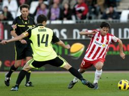 A pesar de que el Zaragoza comenzó con el dominio del marcador el Almería rescató el empate. EFE  /