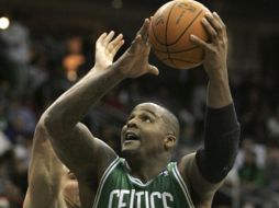 El defensa de los Nets Kris Humphries no pudo parar a Glen Davis de los Celtics. AP  /