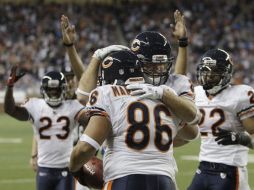 Brandon Manumaleuna anotó el touchdown decisivo para la victoria de los Osos de Chicago. AP  /