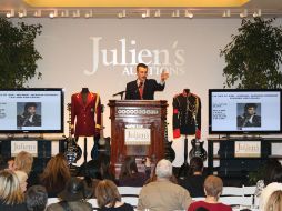 Se vendieron varios objetos del vestuario escénico de Michael Jackson a través de la subasta ''Icons & Idols''. AP  /