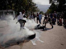 Manifestantes y policías en las calles de Haití. AP  /