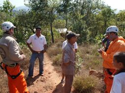 Elementos del grupo Aéreo Fénix buscan la avioneta desaparecida por aire y tierra. ESPECIAL  /