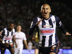 El jugador chileno Humberto Suazo festejando su segunda anotación en la final del Apertura 2010. REUTERS  /