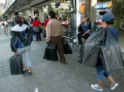 Con el aguinaldo muchos trabajadores comienzan sus compras de la temporada navideña. INFORMADOR ARCHIVO  /