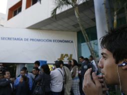 Aspecto de la manifestación de universitarios con silbatos, a las afueras de la Seproe. M. FREYRÍA  /