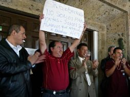 Miembros de los Hospitales Civiles de Guadalajara acudieron a Casa Jalisco, silbaron y gritaron consignas. E. BARRERA  /