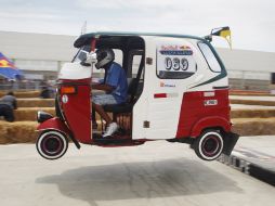 Los mototaxistas celebraron una carrera para encontrar al ''más charly''. REUTERS  /