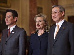 Hillary Clinton con Kim Sung-hwan, Corea del Sur (derecha) y Seji Maehara, Japón (izquierda). EFE  /