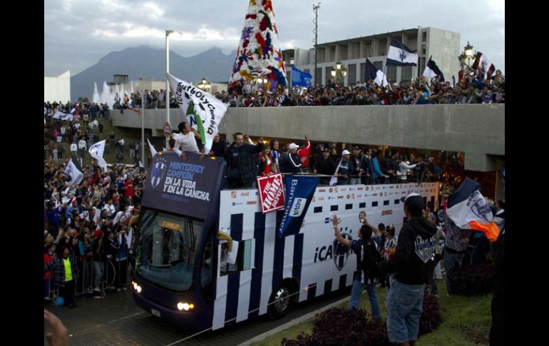 La gente colmó las calles para celebrar el paso de su equipo. MEXSPORT  /