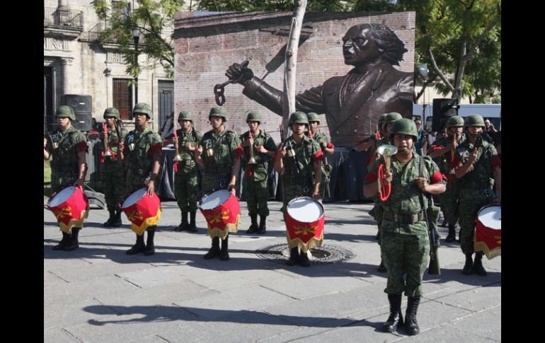 La imagen de Miguel Hidalgo en la Plaza de La Liberación, enmarcó el bicentenario de la abolición de la esclavitud. A. CAMACHO  /