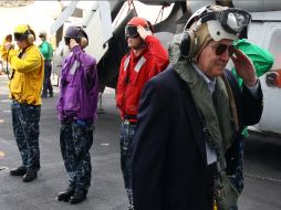 Robert Gates hizo una visita sorpresa al portaviones USS Abraham Lincoln que navega el Mar Arábigo. AFP  /