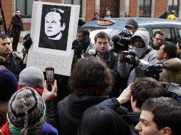 La detención de Assange ha provocado que decenas de simpatizantes se manifiesten a las afueras de la corte. AP  /