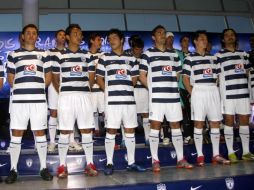 Los jugadores del Pachuca muestran el uniforme que portarán durante el Mundial de Clubes de la FIFA 2010. NOTIMEX  /