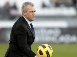 Javier Aguirre busca reforzar la defensa del cuadro de Zaragoza. EFE  /