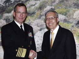 El enviado de EU Mike Mullen (i), y el primer viceministro de Relaciones Exteriores surcoreano, Shin Kak-Soo (d). EFE  /