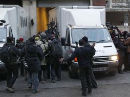 Fotógrafos rodean la camioneta que se presume que traslada al fundador de WikiLeaks, Julian Assange. REUTERS  /