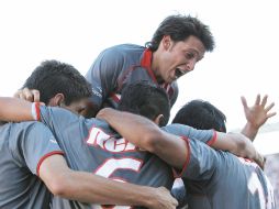 Jugadores de Estudiantes festejan uno de los goles a River. EFE  /