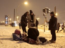 Debido al temporal de nevadas, trabajadores sociales salen a las calles para convencer a vagabundos de acudir a los refugios. REUTERS  /