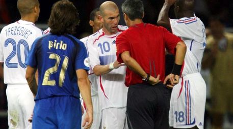 Despues del enfrentamiento entre Materazzi y Zidane en el Mundial de Alemania 2006, ambos se dan la mano. MEXSPORT  /