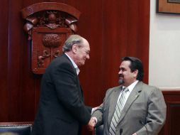 El historiador José María Muriá y el rector de la UdeG, Marco Antonio Cortés Guardado, durante la donación.E. PACHECO  /