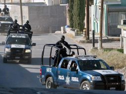 Los miembros de la Policía federal llegan a la escena del crimen después del fusilamiento de seis personas. AFP  /
