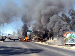 Cinco vehículos fueron incendiados por delincuentes para bloquear la salida Norte de Morelia. NTX  /