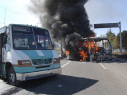 Durante miércoles y jueves presuntos delincuentes bloquearon vialidades con autos y camiones incendiados. AP  /