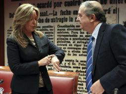 Trinidad, conversa con el senador del PNV Anasagasti, momentos antes de comparecer ante la Comisión de Asuntos Iberoamericanos.  EFE  /