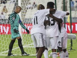 Los jugadores del Mazembe festejan el gol de la victoria. AFP  /
