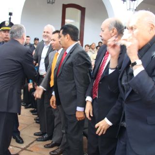 Emilio felicita a Raúl Padilla por resultados de la FIL