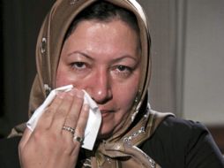 Sakineh Mohammadi Ashtiani, ciudadana iraní condenada a morir lapidada por cometer adulterio, llorando durante una entrevista. EFE  /