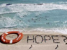 Activistas de Greenpeace y Global Camping for Climate Action cuestionan la falta de acuerdos con 'Hope?' ('¿Esperanza?'). REUTERS  /